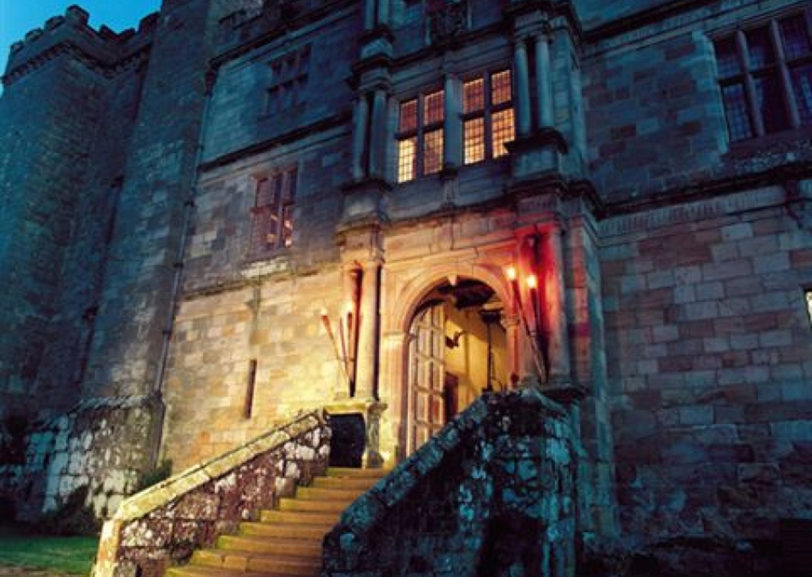 vn-large-Castle-by-night.jpg