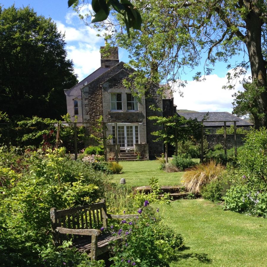 vn-large-Ingram-House-and-beautiful-garden.jpg