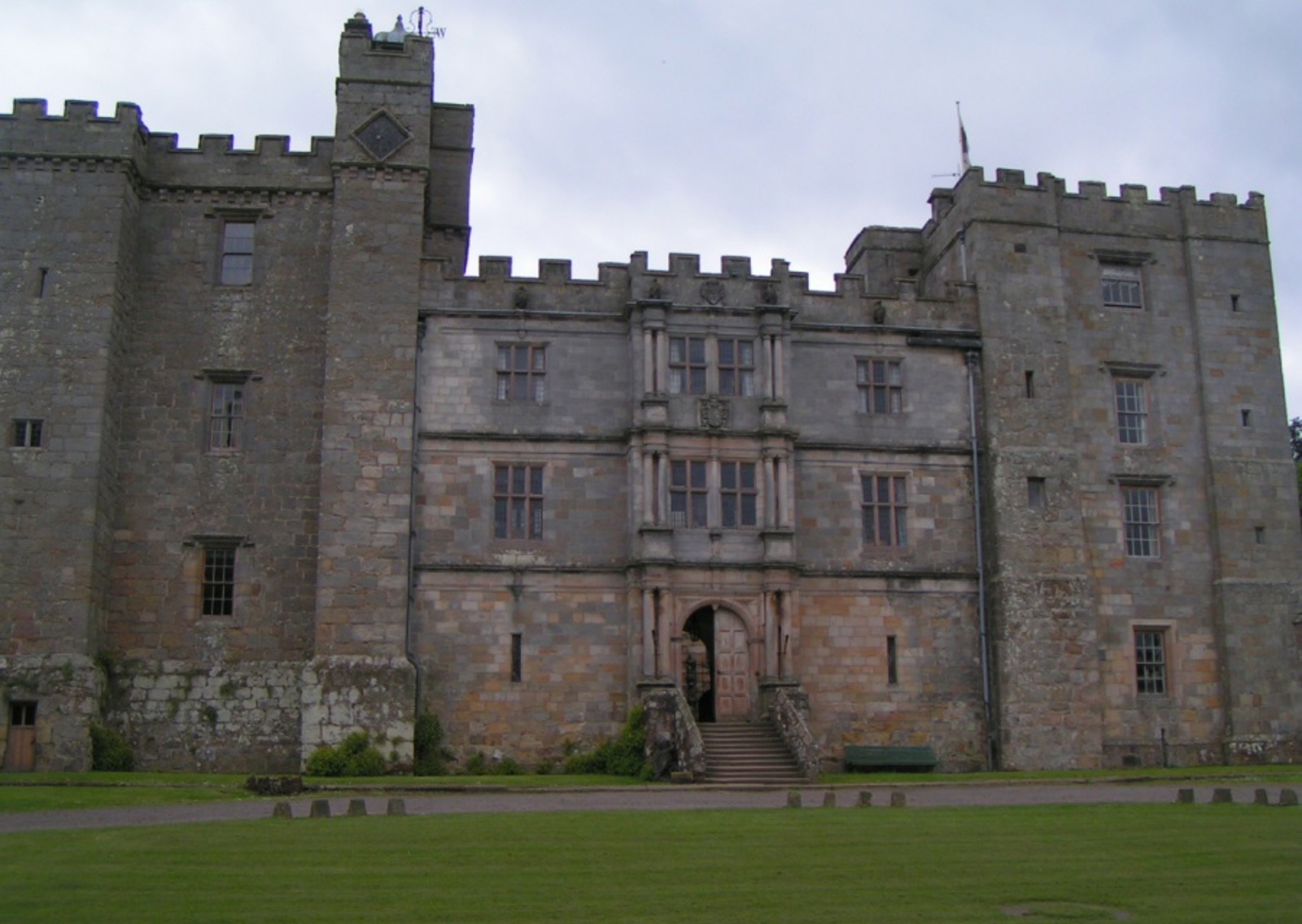 vn-large-Front-of-castle