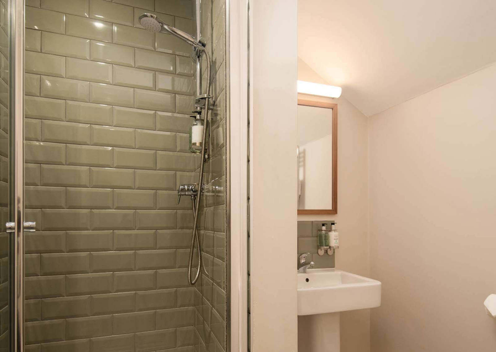 Lindisfarne-Inn-shower