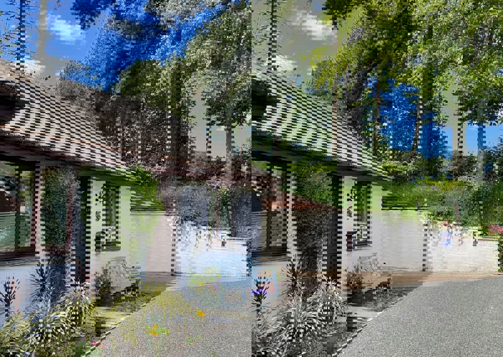 vn-large-Parking-for-the-Cottage-in-the-carport.jpg